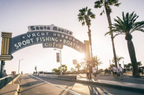 BEAUTIFUL UNIT IN THE HEART OF SANTA MONICA!